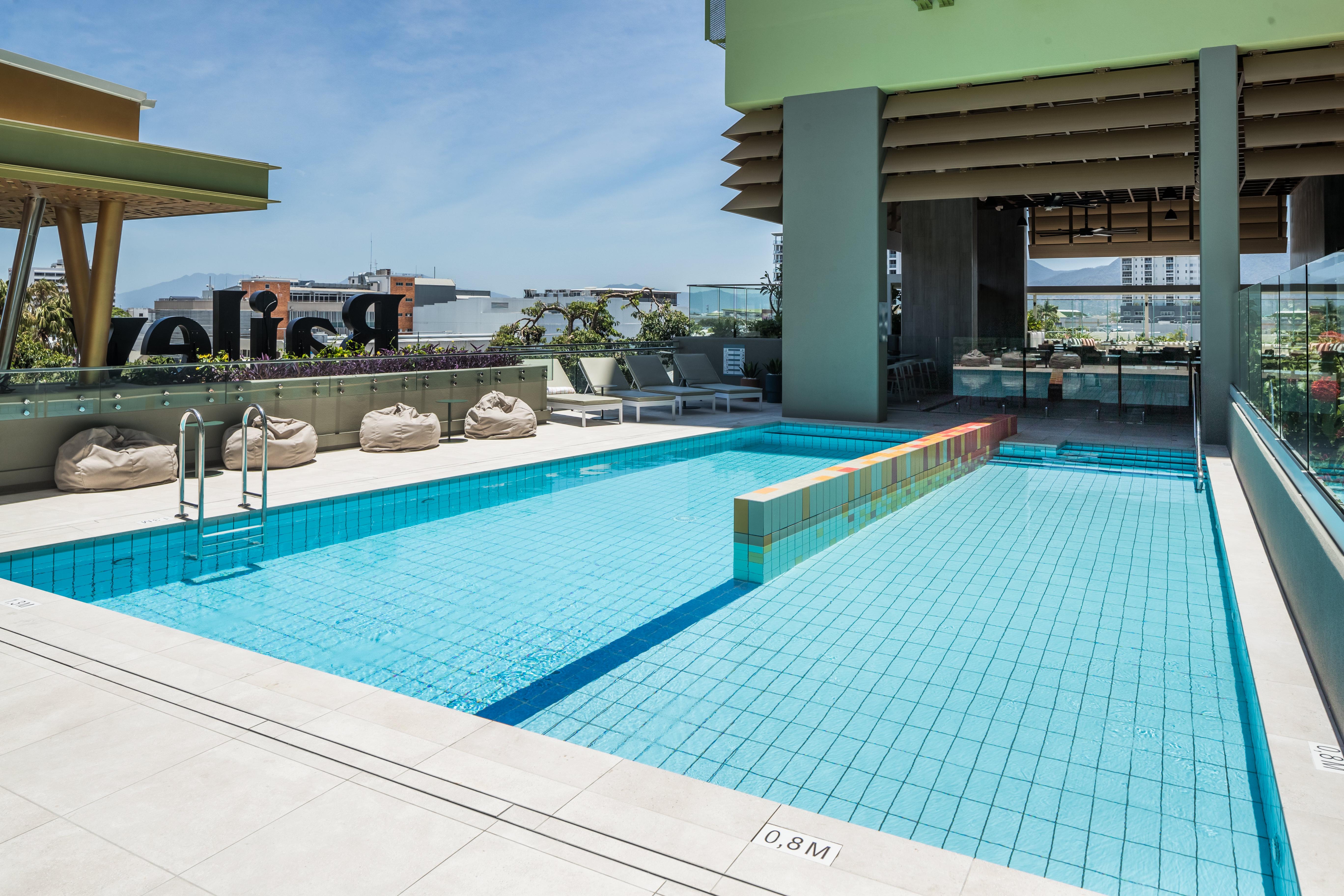 מלון קאירנס Crystalbrook Bailey מראה חיצוני תמונה The rooftop pool at the hotel