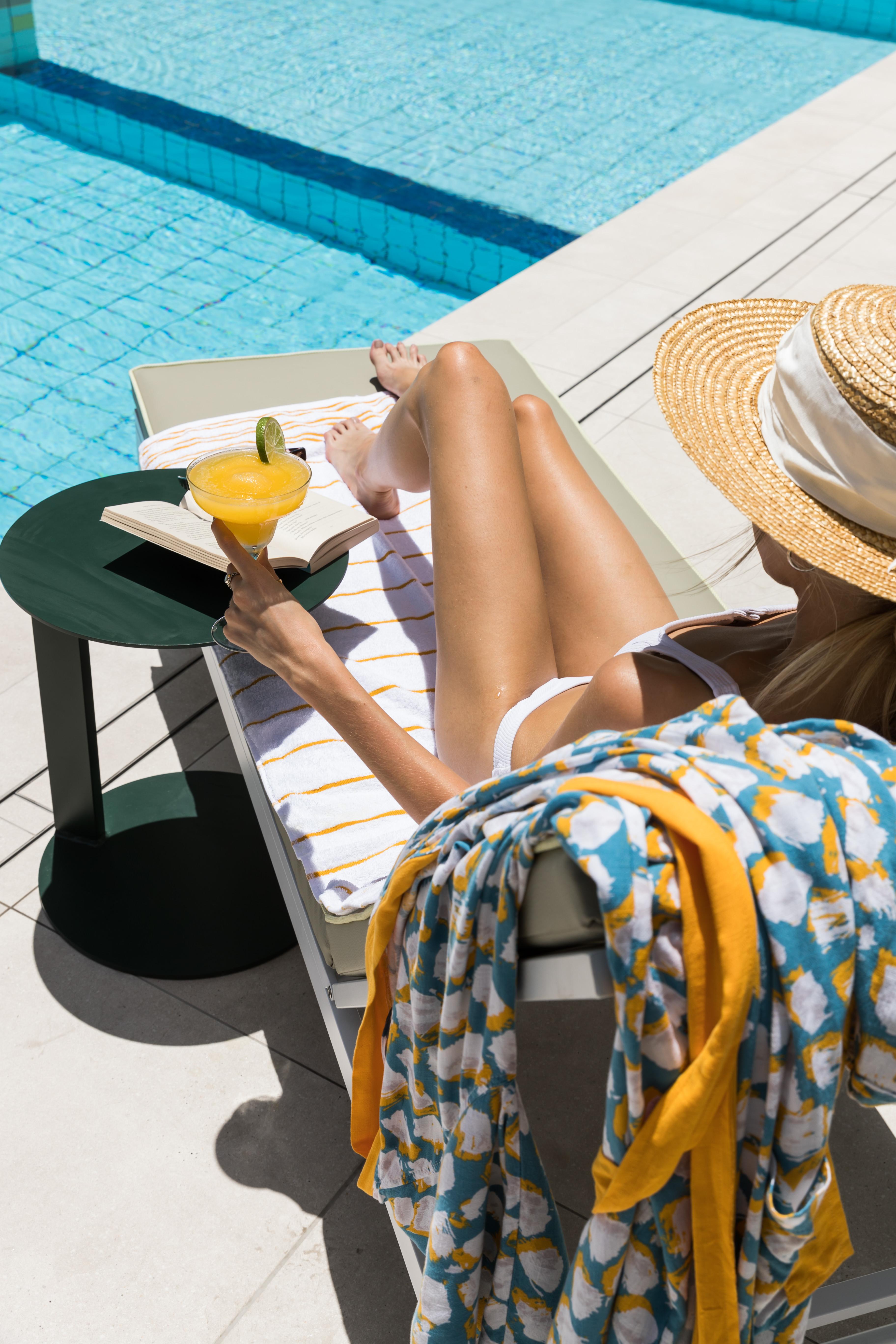 מלון קאירנס Crystalbrook Bailey מראה חיצוני תמונה A woman sunbathing