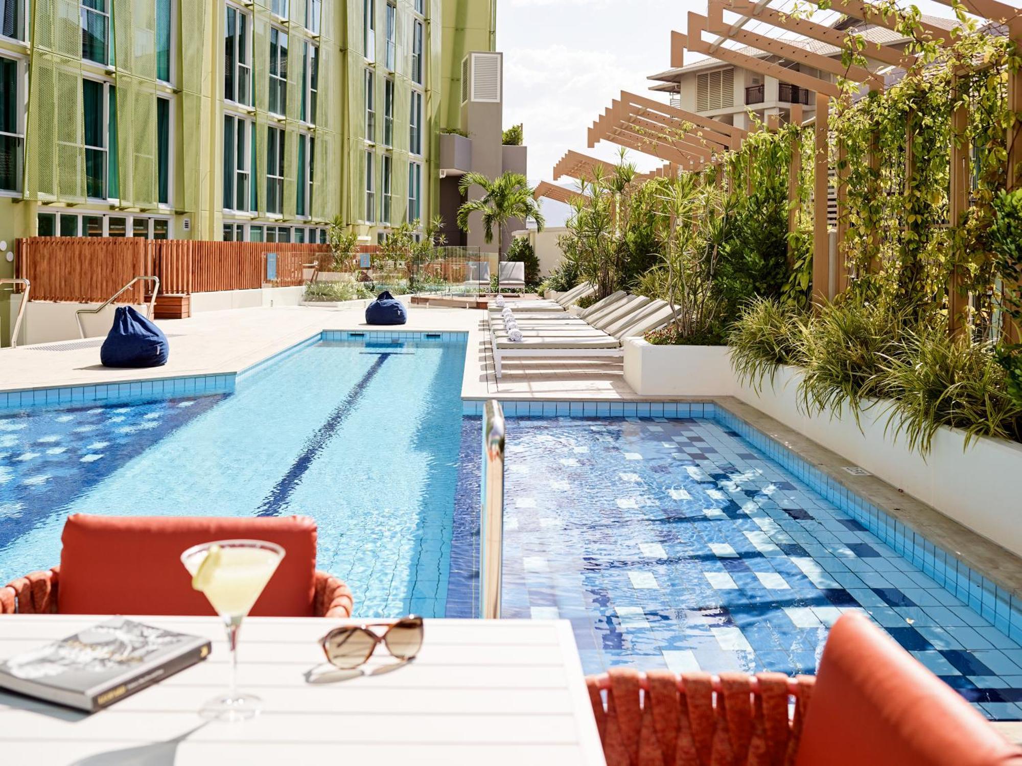 מלון קאירנס Crystalbrook Bailey מראה חיצוני תמונה The pool at the hotel
