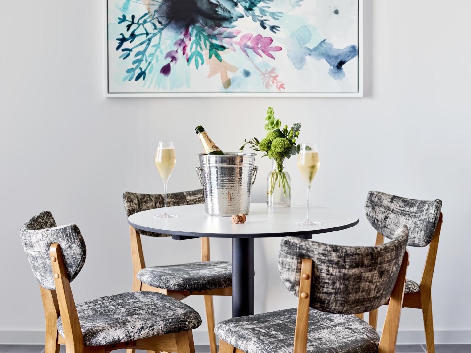 מלון קאירנס Crystalbrook Bailey מראה חיצוני תמונה A dining room with a table and chairs