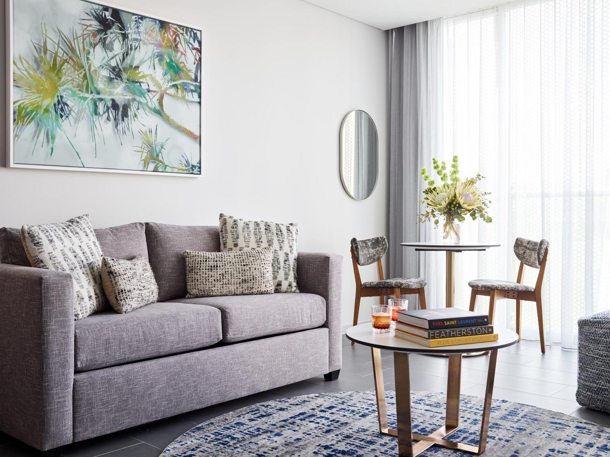 מלון קאירנס Crystalbrook Bailey מראה חיצוני תמונה A living room in a serviced apartment in Singapore