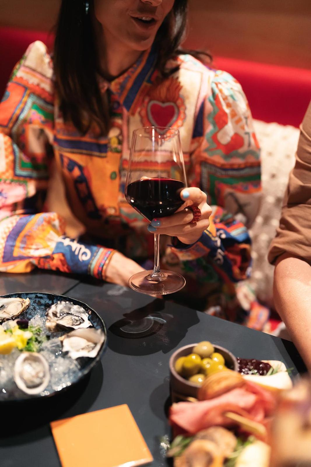 מלון קאירנס Crystalbrook Bailey מראה חיצוני תמונה A glass of red wine