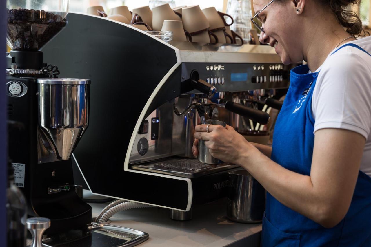 מלון קאירנס Crystalbrook Bailey מראה חיצוני תמונה A barista making coffee
